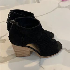 Super cute Vince Camuto wedges size 9